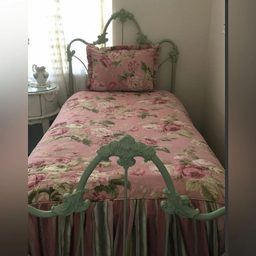 RARE / VTG Shabby Cottage Chic Chris Madden / Full Size /  Bedspread Ruffled
